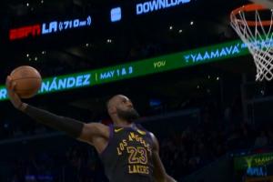 再见少年拉满弓！詹姆斯快攻起飞远距离滑翔招牌满弓战斧劈扣！