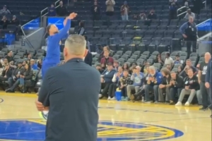 保留节目！小吧直击库里赛前训练 中场三分超高弧线一击命中