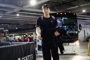 客场挑战勇士！开拓者球员入场造型：杨瀚森依旧背粉书包