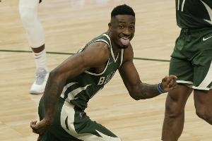 哥哥来一个！字母哥哥空切篮下 无人盯防轻松上演双手扣篮