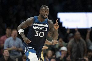 完全不设防！兰德尔一个转身到内线轻松扣进 森林狼领先雄鹿31分