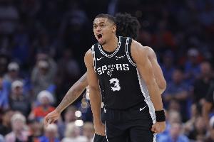 外线频频打铁！凯尔登·约翰逊半场7中2&三分4中0 得4分1篮板