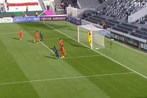 所幸无碍！李昊扑救过程中撞上门柱发出巨大声响，疼痛倒地