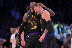 半场21分领先老鹰！张佳玮：湖人速度火力全出来 空间大开打崩鹰