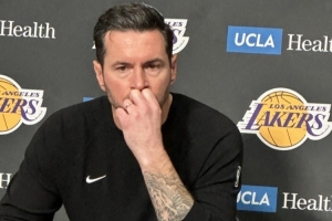 雷迪克：詹姆斯会做任何事来打背靠背 他已经去泡冰块浴了