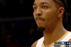 这还了得！奎因弧顶直接抛传 墨菲空中转体180度打板上篮！