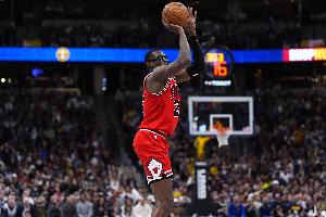 表现不错！杰伦·史密斯半场11投5中砍下12+4 正负值+11全场最高