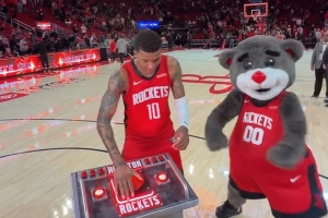 今天终于起飞了！小贾赛后出席主场新仪式 拍下按钮让火箭升空