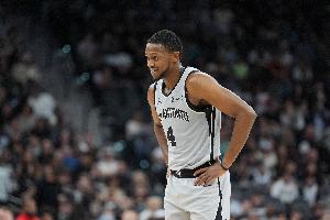 今天不太行！福克斯9投5中&罚球2中2得14分5板5助1断 正负值-12