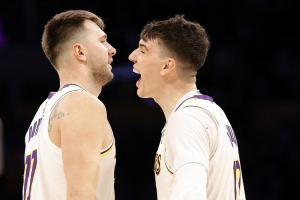 这还是湖人吗？湖人全队上半场三分20中12 命中率60%