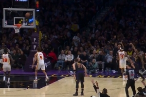 暂停后8-0稳住！东契奇助攻詹姆斯&斯玛特三分 自己抛投2+0！