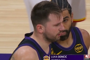 有点浪！东契奇失误丢球反抢犯规 还赔上一个技犯