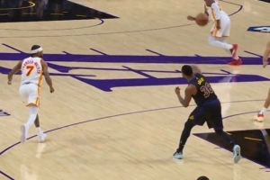 就用了3秒！斯玛特拿到篮板后场单臂甩传詹姆斯暴扣