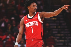 10中6&10罚10中砍23+5！火箭赢球海报：封面人物阿门·汤普森