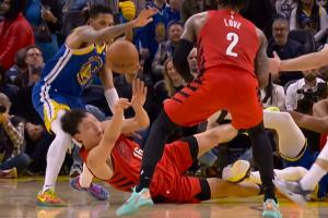 🙏杨瀚森倒地抢球时被撞到脑袋！目前已经回到板凳席！