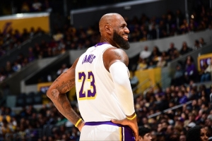 与时间老人赛跑！詹姆斯年满41岁后场均26分7篮板7助攻&命中率52%