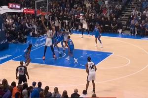 怪物不过是见我的门槛！文班强突顶开切特 无视身后包夹单臂隔扣