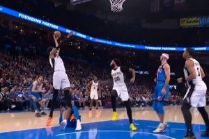 危险动作！文班跳起抢板 亚历山大倒地夹住其脚导致摔倒