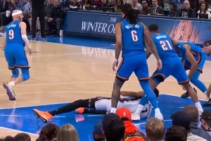 滑了下！文班强攻转身倒地丢球失误 雷霆抢断速推反击