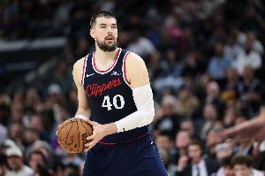 队记：昨日比赛祖巴茨在替补席上处理脚踝伤势 赛后走路一瘸一拐