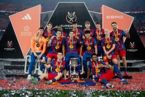 巴萨最宝贵的财富！拉玛西亚13人西超杯夺冠合影，一半以上是U21