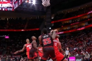 血亏！双方争抢篮板出界判公牛球权 火箭挑战失败&补吹亚当斯犯规