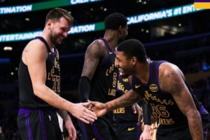 合砍43+10+16！湖人赢球海报：封面为东契奇和斯玛特击掌瞬间