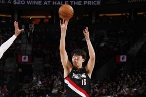 拓媒：球队要想一些办法 让杨瀚森和库克这样的球员也投进三分