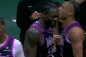 强制打断！兰德尔持球刚起步突破森林狼叫停 兰德尔自己也乐了