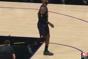 老将不容易啊！詹姆斯上篮落地右脚不适 一瘸一拐仍在坚持