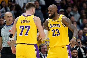 东契奇湖人生涯第3次25+10助+5三分 队史第二 仅次于詹姆斯