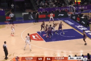 势不可挡！亨特中路切入起飞 迎着补防的孟子凯完成暴力劈扣