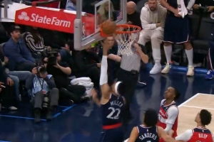 冲击力很强！乔丹·米勒抢断一条龙上篮打成2+1