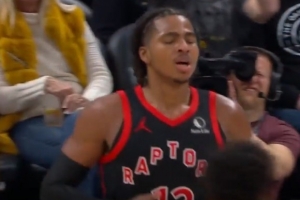 再度打停！巴恩斯假转身突破不看人妙传 博伊尔斯吃饼送隔扣