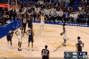 挺关键！最后2分钟战平 锡安对德雷克·鲍威尔三分犯规