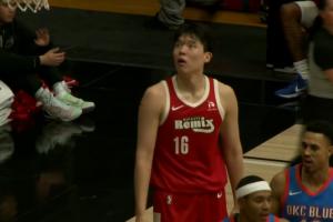 这球我没扣进？杨瀚森扣篮被对手犯规 惊讶表情看着篮筐