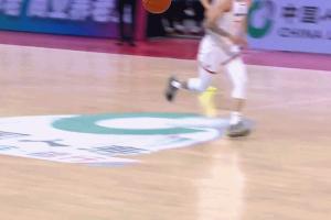 你到底咋了？胡明轩晃飞古德温空篮没进 杜锋立刻用徐杰将其换下