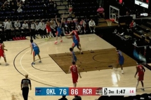 要个球太难了！杨瀚森面对自己矮一头的中锋 要位3次才接到球