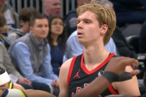 新规上线！迪克空位三分稳稳出手 西亚卡姆扑防不及打手送加罚！