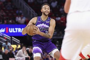 节奏真好！李凯尔后场一条龙上篮打成2+1