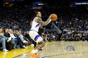 悬念还在！基昂特·乔治弧顶造成怀特三分球犯规