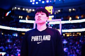 解说：杨瀚森在G联赛有点申京&约基奇的意思 他要提高三分准度