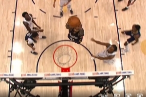 篮网防守全走神了？萨迪克·贝捡到篮板走进去扣篮 鹈鹕21秒领先