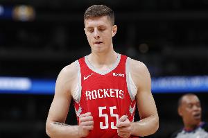 小里：火箭用卡佩拉换考文顿时我懵了 我们中锋就剩吉祥物哈腾了