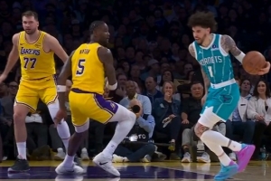 秀啊！三球面对艾顿防守 从罚球线撤步撤出三分线飚射命中