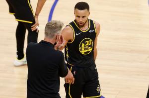 你被TA评为体育界最佳领导者之一？科尔：这很简单 我有库里