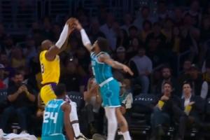 詹姆斯极限救球 东契奇排球二传 詹姆斯再抢前场板后仰命中