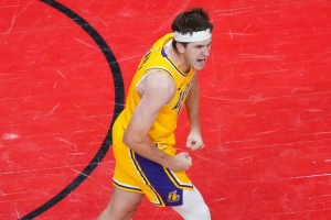 杨毅：火箭很有特点但不是真正能冲顶部的球队 有个里夫斯就好了