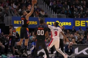 危险动作！奥萨尔扑防狄龙没收脚 被吹罚一级恶意犯规