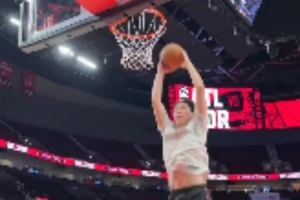 身体明显轻盈多了！杨瀚森赛前热身 挡拆后顺下后双手扣篮